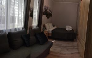uma sala de estar com um sofá e uma cama em Apartamenty Love em Lublin