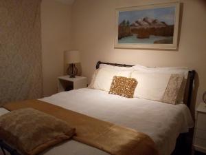 a bedroom with a white bed with a pillow at Hyfrydle Heights in Pen-y-groes