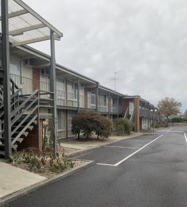 an empty parking lot in front of a building at LaTrobe Motel Morwell in Morwell