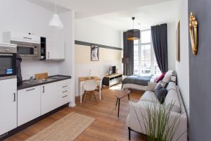 A kitchen or kitchenette at FULL HOUSE Apartment Hotel