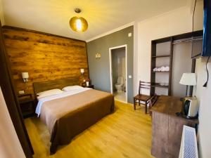 Llit o llits en una habitació de HOTEL KAZBEGI 1963
