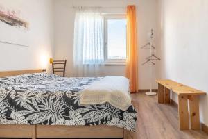 - une chambre avec un lit, une table et une fenêtre dans l'établissement Casa Anniva Nanno OSPITAR, à Tuenno