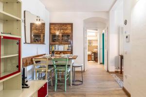 a kitchen and dining room with a table and chairs at Casa Anniva Nanno OSPITAR in Tuenno