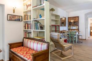 une chambre avec une étagère, une chaise et une table dans l'établissement Casa Anniva Nanno OSPITAR, à Tuenno