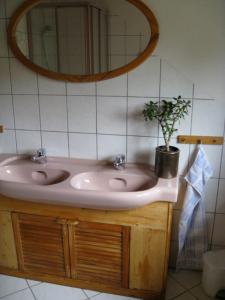 ein Badezimmer mit zwei Waschbecken und einer Topfpflanze in der Unterkunft Ferienwohnung im DG, Parkplatz vorm Haus, WLAN in Bielatal