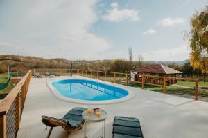 Bazén v ubytování Luksuzna drvena kuća Babylonica sa bazenom,teniskim terenom i wellnesom nebo v jeho okolí
