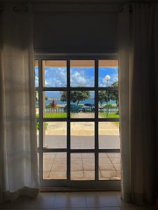 une fenêtre ouverte avec vue sur un parc dans l'établissement CC - Casa da Costa, à Costa Nova