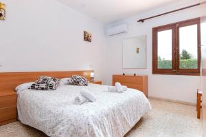 Postel nebo postele na pokoji v ubytování YourHouse Can Escandeu