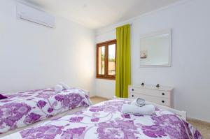 Postel nebo postele na pokoji v ubytování YourHouse Can Escandeu
