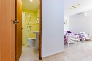 Koupelna v ubytování YourHouse Can Escandeu