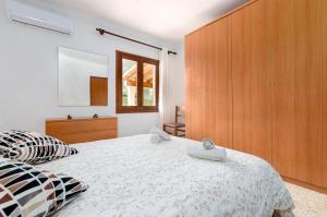 Postel nebo postele na pokoji v ubytování YourHouse Can Escandeu