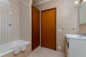 Koupelna v ubytování YourHouse Can Escandeu