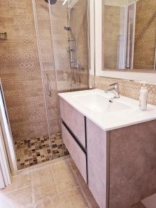 A bathroom at Villa Anna holiday house