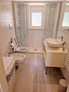 A bathroom at Villa Anna holiday house