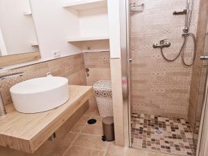 A bathroom at Villa Anna holiday house