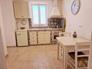 A kitchen or kitchenette at Villa Anna holiday house