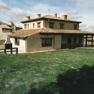 une grande maison avec une pelouse devant elle dans l'établissement El Mirador del Hayedo, à Ríofrío de Riaza