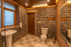Koupelna v ubytování StayVista at Mountain Mirage
