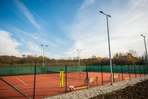 Tenis a/nebo squash v ubytování Luksuzna drvena kuća Babylonica sa bazenom,teniskim terenom i wellnesom nebo okolí