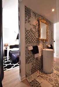 ein Badezimmer mit einem Waschbecken und einem Spiegel an der Wand in der Unterkunft Endroit Cosy in Angers