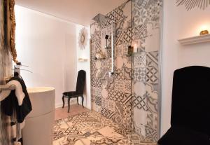 a bathroom with a shower with a glass door at Endroit Cosy in Angers