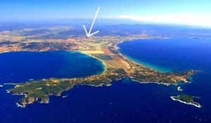 an aerial view of a island in the water at Appartement familial - 7pers- Hyères-centre in Hyères