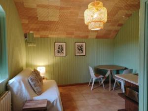 - un salon avec un canapé et une table dans l'établissement Casa Serra de Dalt, à Lladurs