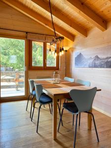 uma sala de jantar com uma mesa de madeira e cadeiras em 3-Schlafzimmer Chalet Eichhorn****, Saas Fee 1800m em Saas-Fee