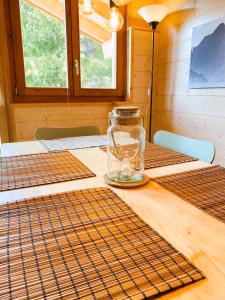 um frasco de vidro sentado em cima de uma mesa de madeira em 3-Schlafzimmer Chalet Eichhorn****, Saas Fee 1800m em Saas-Fee