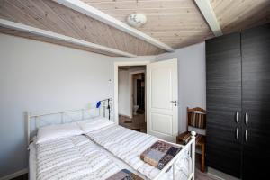 a bedroom with a bed and a wooden ceiling at Hovborg Ferieby - Torpet 146 in Hovborg