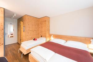 Postel nebo postele na pokoji v ubytování Hotel Schweizerhof Sils Maria, a Faern Collection Hotel