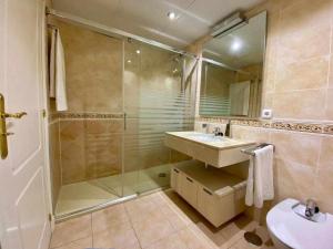 a bathroom with a sink and a shower at Chicflat Avenida España Ideal para familias in Estepona