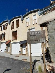 un edificio con una señal delante de él en Chicflat Buenavista Sierra Nevada, en Sierra Nevada