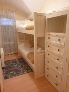 1 dormitorio con 2 literas y vestidor en Chicflat Buenavista Sierra Nevada, en Sierra Nevada
