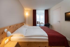 Postel nebo postele na pokoji v ubytování Hotel Schweizerhof Sils Maria, a Faern Collection Hotel