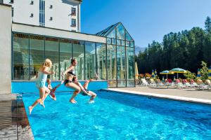 Bazén v ubytování Hotel Schweizerhof Sils Maria, a Faern Collection Hotel nebo v jeho okolí