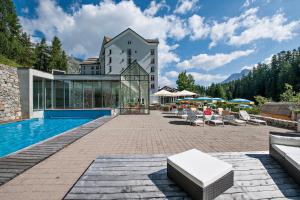 シルス・マリアにあるArenas Resort Schweizerhofのスイミングプールとリゾートを併設するホテルです。