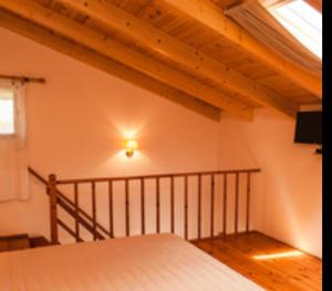 una camera con un letto di Summer Garden Αpartments & Studios ad Argostoli