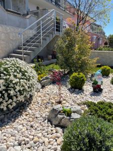 Ein Garten an der Unterkunft Apartments Galic