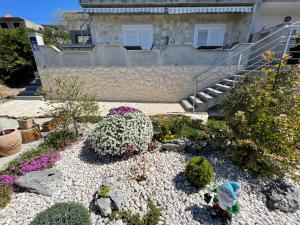 Ein Garten an der Unterkunft Apartments Galic