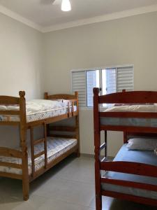 a room with two bunk beds and a window at Recanto Asa Delta in Olímpia +8 photos