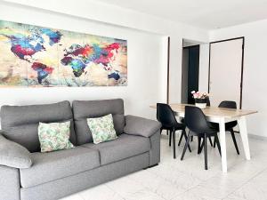 A seating area at Apartamentos Zaragoza