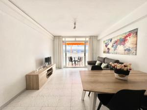 A television and/or entertainment centre at Apartamentos Zaragoza