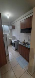 uma cozinha com um lavatório e uma bancada em Apartamento inteiro 2 quartos mobiliado em Jaraguá do Sul
