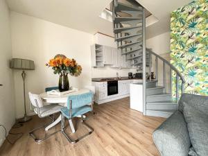 a living room with a table with a vase of flowers at Mio appartementen in Zandvoort