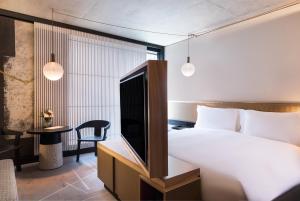 Postel nebo postele na pokoji v ubytování Nobu Hotel London Shoreditch