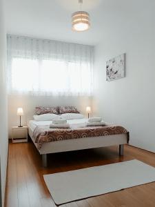1 dormitorio con cama grande y ventana grande en Apartment Spalato, en Split
