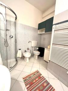 uma casa de banho com um chuveiro, um WC e um lavatório. em Casa Da Ste em Monterosso al Mare