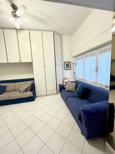 sala de estar con sofá azul y ventana en Casa Da Ste en Monterosso al Mare