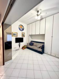 uma sala de estar com um sofá e uma televisão em Casa Da Ste em Monterosso al Mare